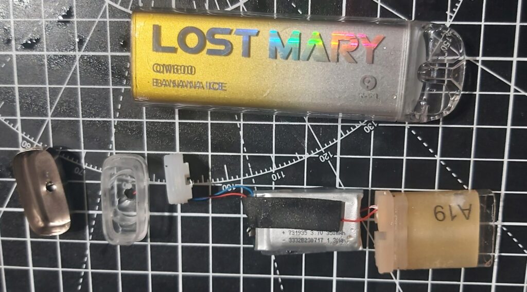 Disassembling Lost Mary QM600 Disposable Electronic Vape or Cigarette pull the guts out