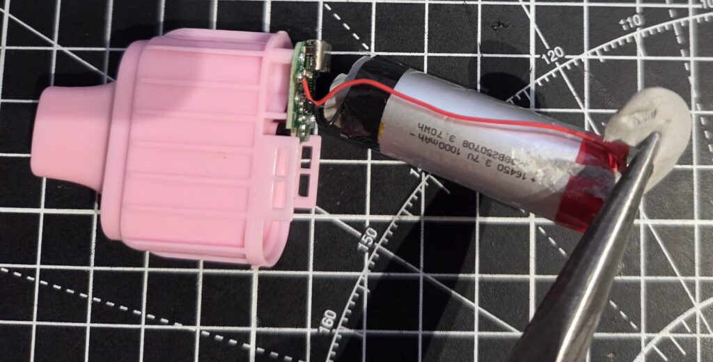 Lost Mary BM6000 Disposable Vape - Take the foamy bit off the end of the battery to expose the contacts