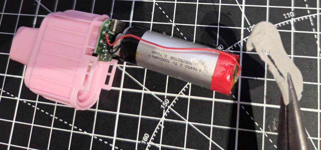 Lost Mary BM6000 Disposable Vape - Take the foamy bit off the end of the battery to expose the contacts