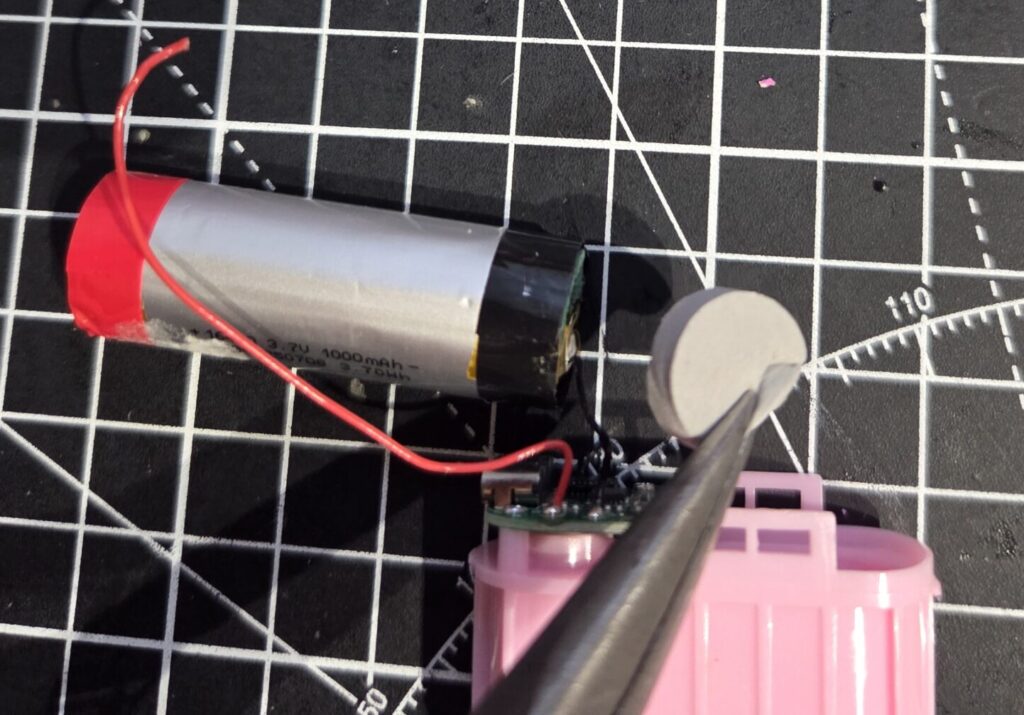 Lost Mary BM6000 Disposable Vape - Taking the foamy part off the battery to expose the negative contacts