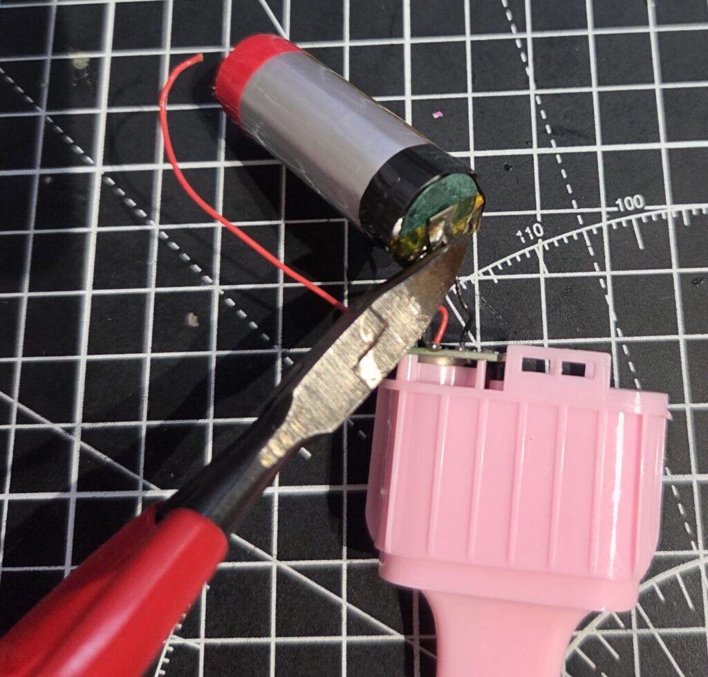 Lost Mary BM6000 Disposable Vape - Snipping the negative wire away from the battery