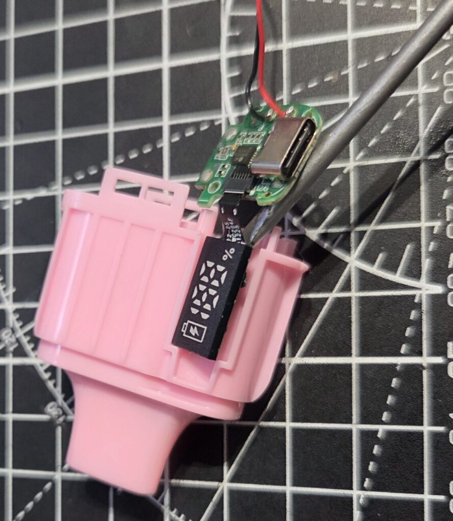 Lost Mary BM6000 Disposable Vape - Lever the display away from the case