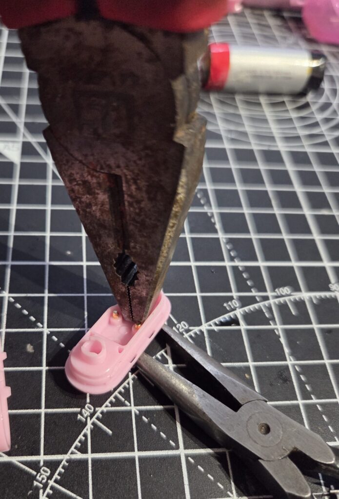 Lost Mary BM6000 Disposable Vape - Pushing on the metal contacts to dislodge them